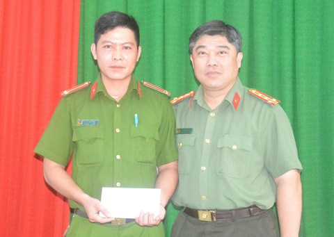 Khen thưởng trung úy bị xịt hơi cay vẫn gan lì quật ngã tên trộm - Ảnh 1. Khen thưởng trung úy bị xịt hơi cay vẫn gan lì quật ngã tên trộm - Ảnh 1.