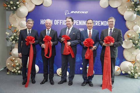 Boeing sẵn sàng cung cấp trực thăng, máy bay ứng phó thảm họa cho Việt Nam - Ảnh 2. Boeing sẵn sàng cung cấp trực thăng, máy bay ứng phó thảm họa cho Việt Nam - Ảnh 2.