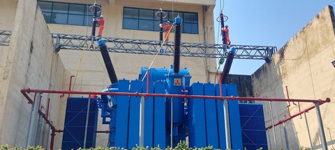 Thủy điện A Vương vượt tiến độ sửa chữa tổ máy H2 hai ngày - Ảnh 3. Vệ sinh, bảo dưỡng, thí nghiệm thiết bị tại máy biến áp T2 - Ảnh: Lê Lãm