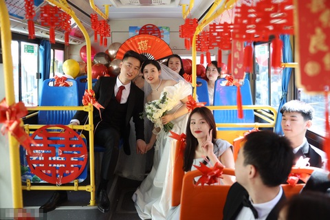 Buýt điện làm xe hoa quá hot, hãng lập luôn tuyến xe cưới - Ảnh 1. Buýt điện làm xe hoa quá hot, hãng lập luôn tuyến xe cưới - Ảnh 1.