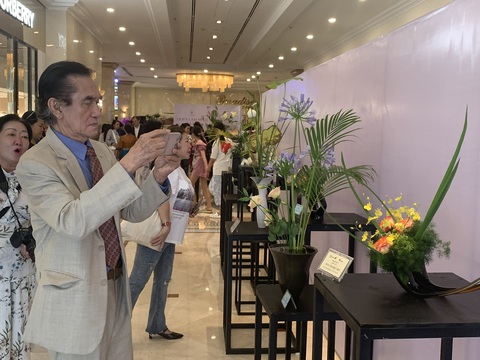 Giáo sư Nhật Bản đến Việt Nam hướng dẫn cắm hoa - Ảnh 5. Giáo sư Nhật Bản đến Việt Nam hướng dẫn cắm hoa - Ảnh 5.