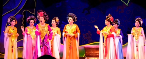 Thành Lộc, Hữu Châu, Đại Nghĩa nói lời tạm biệt vở 12 bà mụ - Ảnh 3. Thành Lộc, Hữu Châu, Đại Nghĩa nói lời tạm biệt vở 12 bà mụ - Ảnh 3.