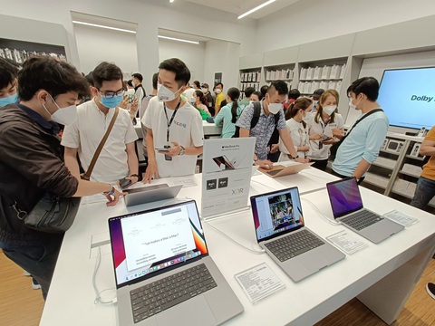 Người dùng được hưởng lợi nhiều nhất khi Apple mở cửa hàng trực tuyến tại Việt Nam - Ảnh: ĐỨC THIỆN Người dùng được hưởng lợi nhiều nhất khi Apple mở cửa hàng trực tuyến tại Việt Nam - Ảnh: ĐỨC THIỆN