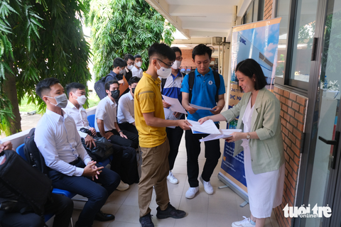 65 doanh nghiệp đến trường đại học săn sinh viên tiềm năng - Ảnh 2. 65 doanh nghiệp đến trường đại học săn sinh viên tiềm năng - Ảnh 2.