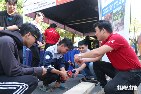 65 doanh nghiệp đến trường đại học săn sinh viên tiềm năng - Ảnh 6. 65 doanh nghiệp đến trường đại học săn sinh viên tiềm năng - Ảnh 6.