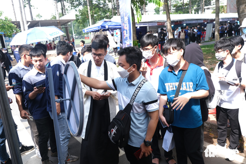 65 doanh nghiệp đến trường đại học săn sinh viên tiềm năng - Ảnh 7. 65 doanh nghiệp đến trường đại học săn sinh viên tiềm năng - Ảnh 7.
