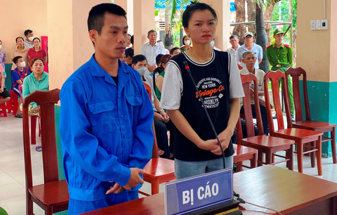 Đi xe máy biểu diễn xiếc trên đèo Hải Vân, 2 vợ chồng lãnh án - Ảnh 1. Đi xe máy biểu diễn xiếc trên đèo Hải Vân, 2 vợ chồng lãnh án - Ảnh 1.