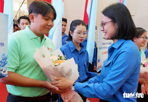 Thứ bảy tình nguyện hỗ trợ dịch vụ công trực tuyến - Ảnh 1. Thứ bảy tình nguyện hỗ trợ dịch vụ công trực tuyến - Ảnh 1.