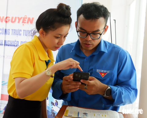 Thứ bảy tình nguyện hỗ trợ dịch vụ công trực tuyến - Ảnh 3. Thứ bảy tình nguyện hỗ trợ dịch vụ công trực tuyến - Ảnh 3.