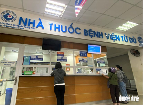- Ảnh 1. Bệnh nhân chờ nhận thuốc tại Bệnh viện Từ Dũ (TP.HCM) - Ảnh: XUÂN MAI