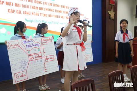 Kỳ họp lần thứ 11 Hội đồng Trẻ em Thành phố - Ảnh 1. Bạn Nguyễn Võ Ngọc Giàu, học sinh Trường THCS Hà Huy Tập (quận Bình Thạnh), trình bày tại kỳ họp 11 Hội đồng Trẻ em TP.HCM - Ảnh: BÌNH MINH