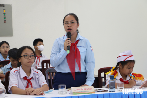 Khi trẻ lên tiếng tại kỳ họp Hội đồng Trẻ em - Ảnh 2. Phó bí thư Thành Đoàn, Chủ tịch Hội đồng Đội TP.HCM Trịnh Thị Hiền Trân chia sẻ ý kiến tại kỳ họp - Ảnh: BÌNH MINH