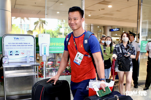 Nguyễn Thị Oanh, Lê Tú Chinh, Trần Thị Nhi Yến... rạng rỡ trở về sau SEA Games 32 - Ảnh 10. Nguyễn Thị Oanh, Lê Tú Chinh, Trần Thị Nhi Yến... rạng rỡ trở về sau SEA Games 32 - Ảnh 10.