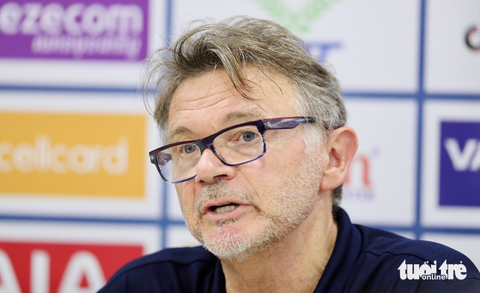 HLV Philippe Troussier: Hai bàn thua từ ném biên do thiếu tập trung và kinh nghiệm - Ảnh 2. HLV Philippe Troussier: Hai bàn thua từ ném biên do thiếu tập trung và kinh nghiệm - Ảnh 2.