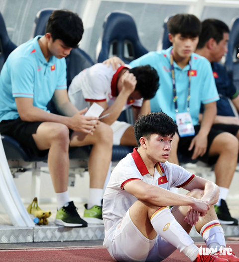 Cầu thủ U22 Việt Nam cay mắt thẫn thờ sau trận thua U22 Indonesia - Ảnh 6. Cầu thủ U22 Việt Nam cay mắt thẫn thờ sau trận thua U22 Indonesia - Ảnh 6.