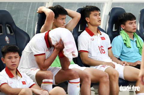 Cầu thủ U22 Việt Nam cay mắt thẫn thờ sau trận thua U22 Indonesia - Ảnh 7. Cầu thủ U22 Việt Nam cay mắt thẫn thờ sau trận thua U22 Indonesia - Ảnh 7.