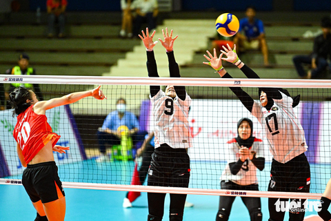 Thót tim trận gặp Indonesia, bóng chuyền nữ Việt Nam vào chung kết SEA Games 32 - Ảnh 3. Thót tim trận gặp Indonesia, bóng chuyền nữ Việt Nam vào chung kết SEA Games 32 - Ảnh 3.