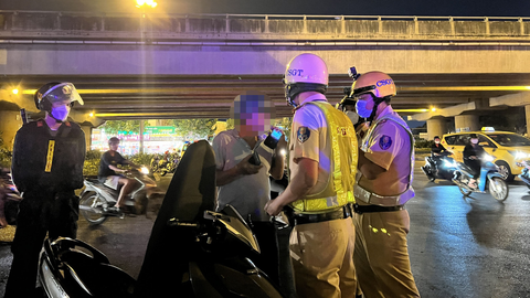 Kinh tế đêm đâu chỉ là... ăn nhậu! - Ảnh 1. Cảnh sát giao thông Đội Hàng Xanh xử lý người vi phạm nồng độ cồn tối 19-3 - Ảnh: MINH HÒA