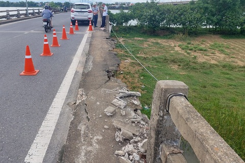 Đoạn lan can hơn 10m ở cầu Câu Lâu cũ bỗng đứt gãy gây nguy hiểm - Ảnh 1. Đoạn lan can hơn 10m ở cầu Câu Lâu cũ bỗng đứt gãy gây nguy hiểm - Ảnh 1.