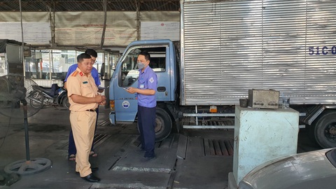 Cảnh sát giao thông hỗ trợ đăng kiểm tiếp từ tuần sau - Ảnh 1. Cảnh sát giao thông hỗ trợ đăng kiểm tiếp từ tuần sau - Ảnh 1.