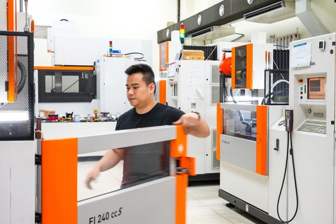 Khó khăn lan rộng, doanh nghiệp sản xuất cầm chừng - Ảnh 6. Công nhân vận hành máy ở Công ty Lập Phúc, quận 7, TP.HCM - Ảnh HỮU HẠNH