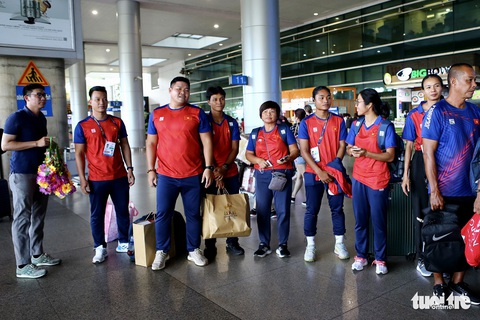 Nguyễn Thị Oanh, Lê Tú Chinh, Trần Thị Nhi Yến... rạng rỡ trở về sau SEA Games 32 - Ảnh 2. Nguyễn Thị Oanh, Lê Tú Chinh, Trần Thị Nhi Yến... rạng rỡ trở về sau SEA Games 32 - Ảnh 2.