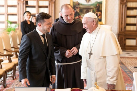 Tổng thống Ukraine đến Rome, chuẩn bị gặp Giáo hoàng Francis - Ảnh 1. Tổng thống Ukraine đến Rome, chuẩn bị gặp Giáo hoàng Francis - Ảnh 1.