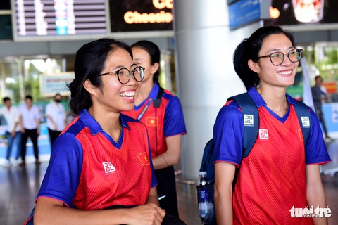 Nguyễn Thị Oanh, Lê Tú Chinh, Trần Thị Nhi Yến... rạng rỡ trở về sau SEA Games 32 - Ảnh 11. Nguyễn Thị Oanh, Lê Tú Chinh, Trần Thị Nhi Yến... rạng rỡ trở về sau SEA Games 32 - Ảnh 11.
