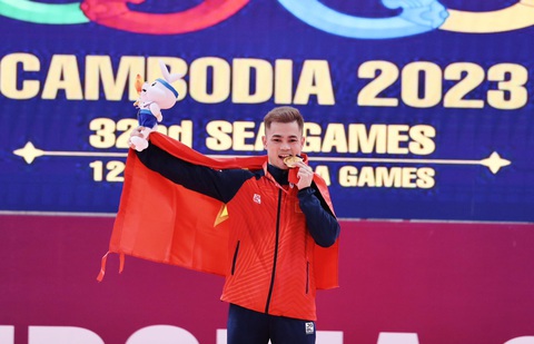 SEA Games ngày 13-5: Lại Gia Thành đoạt HCV cử tạ - Ảnh 3. Lại Gia Thành với HCV đầu tiên của cử tạ - Ảnh: N.K