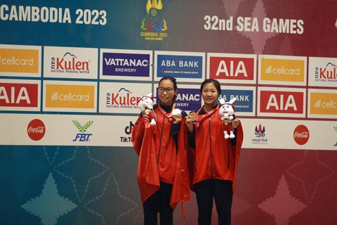 SEA Games ngày 13-5: lặn liên tiếp 'đem vàng' về cho Việt Nam - Ảnh 4. Nguyễn Trần San San và Phạm Thị Hồng Diệp giành HCV và HCĐ nội dung 400m vòi hơi chân vịt nữ - Ảnh: QUÝ LƯỢNG