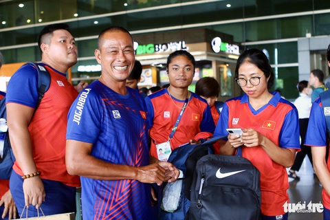 Nguyễn Thị Oanh, Lê Tú Chinh, Trần Thị Nhi Yến... rạng rỡ trở về sau SEA Games 32 - Ảnh 7. Nguyễn Thị Oanh, Lê Tú Chinh, Trần Thị Nhi Yến... rạng rỡ trở về sau SEA Games 32 - Ảnh 7.