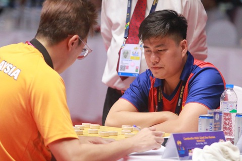 SEA Games ngày 13-5: Lại Lý Huynh đoạt HCV cờ tướng - Ảnh 3. Lại Lý Huynh (phải) giành HCV đầu tiên cho cờ tướng Viêt Nam - Ảnh: HUY ĐĂNG