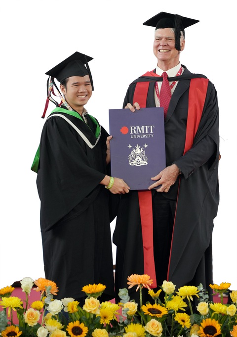 Học tiến sĩ ở tuổi 22 - Ảnh 1. Huỳnh Ngọc Tuyên nhận bằng tốt nghiệp đại học RMIT Việt Nam với danh hiệu thủ khoa ngành công nghệ thông tin - Ảnh: T.M.