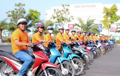 Uống rượu bia không lái xe, được mà - Ảnh 1. Từ khi tăng cường kiểm tra nồng độ cồn, tỉnh Cà Mau đã phát triển rất mạnh các nhóm xe ôm công nghệ để đưa người đi nhậu về - Ảnh: THANH HUYỀN