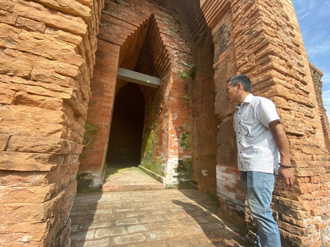 Lấy mẫu gạch tháp Chăm Khương Mỹ kiểm tra hàm lượng muối - Ảnh 5. Lấy mẫu gạch tháp Chăm Khương Mỹ kiểm tra hàm lượng muối - Ảnh 5.