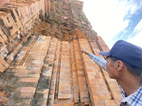 Lấy mẫu gạch tháp Chăm Khương Mỹ kiểm tra hàm lượng muối - Ảnh 3. Lấy mẫu gạch tháp Chăm Khương Mỹ kiểm tra hàm lượng muối - Ảnh 3.