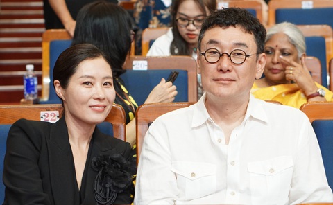 Vợ chồng diễn viên Moon So Ri và đạo diễn Jang Jung Hwan tại lễ bế mạc - Ảnh: TRẦN MẶC Vợ chồng diễn viên Moon So Ri và đạo diễn Jang Jung Hwan tại lễ bế mạc - Ảnh: TRẦN MẶC