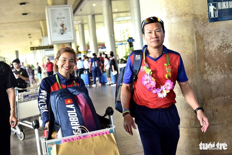 Nguyễn Thị Oanh, Lê Tú Chinh, Trần Thị Nhi Yến... rạng rỡ trở về sau SEA Games 32 - Ảnh 12. Nguyễn Thị Oanh, Lê Tú Chinh, Trần Thị Nhi Yến... rạng rỡ trở về sau SEA Games 32 - Ảnh 12.