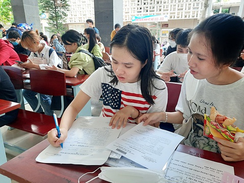 Phải cân nhắc việc tăng học phí - Ảnh 1. Thí sinh làm thủ tục nhập học tại Trường đại học Y Dược TP.HCM năm 2022 - Ảnh: NHƯ HÙNG