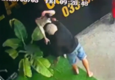 Người đàn ông đánh túi bụi cô gái cãi nhau với em mình, công an vào cuộc - Ảnh 4. Người đàn ông đánh túi bụi cô gái cãi nhau với em mình, công an vào cuộc - Ảnh 4.