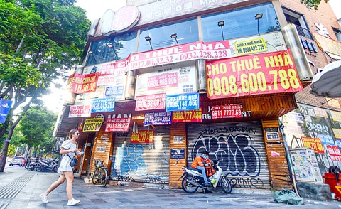 Khó khăn lan rộng, doanh nghiệp sản xuất cầm chừng - Ảnh 1. Rất nhiều mặt bằng tại TP.HCM chờ khách hàng thuê - Ảnh: QUANG ĐỊNH