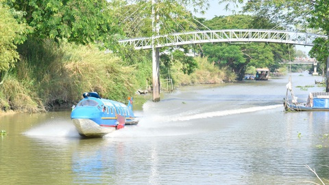 "Vua cầu treo" chế máy bay lướt sóng - Ảnh 1. Chiếc “thủy phi cơ” của ông Sáu Quý chạy trên kênh ở Châu Phú, An Giang - Ảnh: MINH KHANG