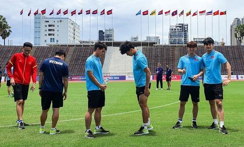 Vì sao HLV Troussier cho U22 Việt Nam nghỉ tập? - Ảnh 1. Vì sao HLV Troussier cho U22 Việt Nam nghỉ tập? - Ảnh 1.