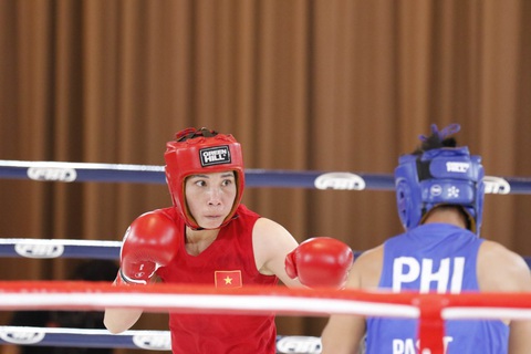 SEA Games ngày 13-5: Boxing, cờ tướng liên tiếp 'đem vàng' về cho Việt Nam - Ảnh 3. Hà Thị Linh (giáp đỏ) thắng võ sĩ Philippines trong trận chung kết - Ảnh: HUY ĐĂNG