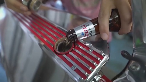 Xe máy độc đáo chạy bằng… bia - Ảnh 9. Xe máy độc đáo chạy bằng… bia - Ảnh 9.