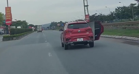 Lái xe hơi không đóng cửa sau, nữ tài xế bị tước bằng 2 tháng - Ảnh 1. Lái xe hơi không đóng cửa sau, nữ tài xế bị tước bằng 2 tháng - Ảnh 1.
