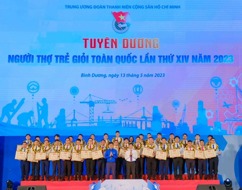 Trung ương Đoàn tuyên dương 54 thợ trẻ giỏi năm 2023 - Ảnh 3. Bí thư thứ nhất Trung ương Đoàn Bùi Quang Huy tuyên dương 54 người thợ trẻ giỏi toàn quốc năm 2023 - Ảnh: DIỄM NGUYỄN