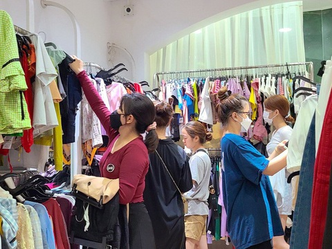 Chợ đồ cũ đắt khách - Ảnh 1. Bạn trẻ mua sắm tại cửa hàng đồ cũ trên đường Nguyễn Gia Trí (quận Bình Thạnh, TP.HCM) - Ảnh: N.XUÂN