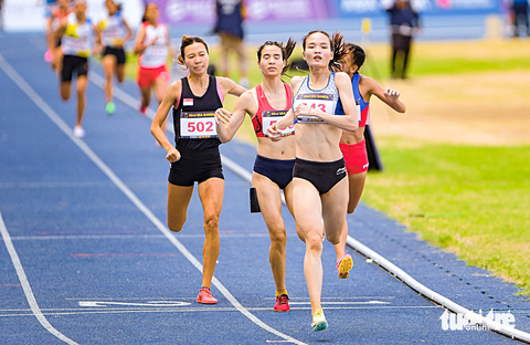 Chưa hết SEA Games 32 đã lo Asiad, Olympic - Ảnh 1. Thu Hà - huy chương vàng 800m nữ, điểm sáng ở SEA Games 32 - Ảnh: N.TR.