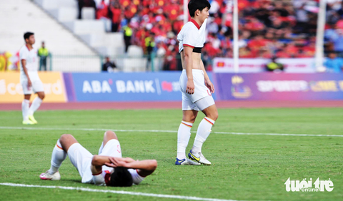 U22 Việt Nam - U22 Indonesia 2-3: Trận thua đắng ngắt - Ảnh 1. Nỗi buồn của các cầu thủ U22 Việt Nam sau trận thua Indonesia ở bán kết - Ảnh: NAM TRẦN